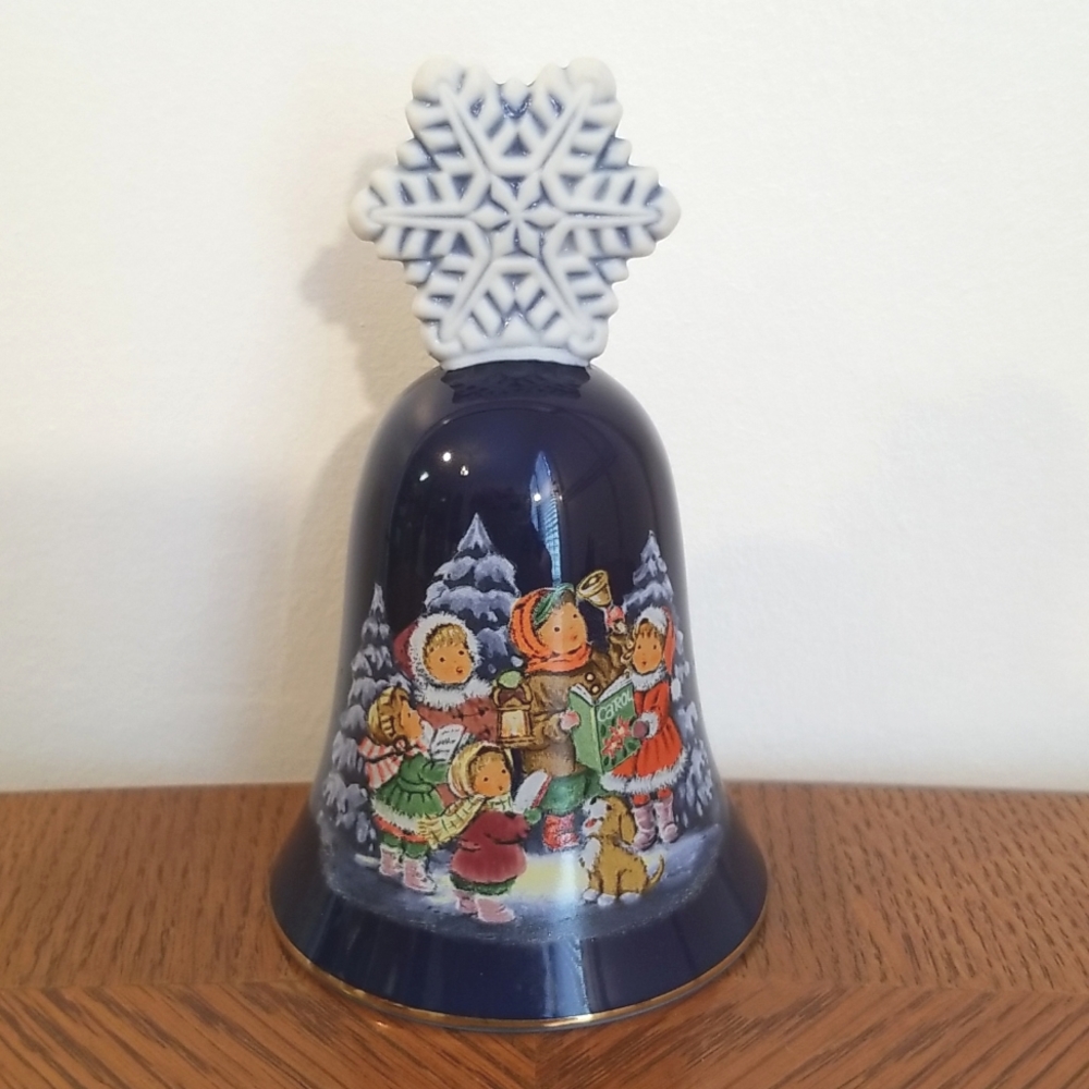 AVON 1987 PORCELAIN CHRISTMAS BELL 4 1/2" tall